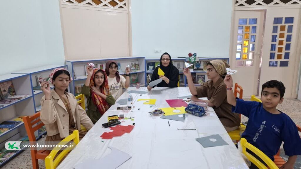 1309742-1 موشکهای کاغذی و پرچمهای امید در کانون لرستان به اهتزاز درآمدند