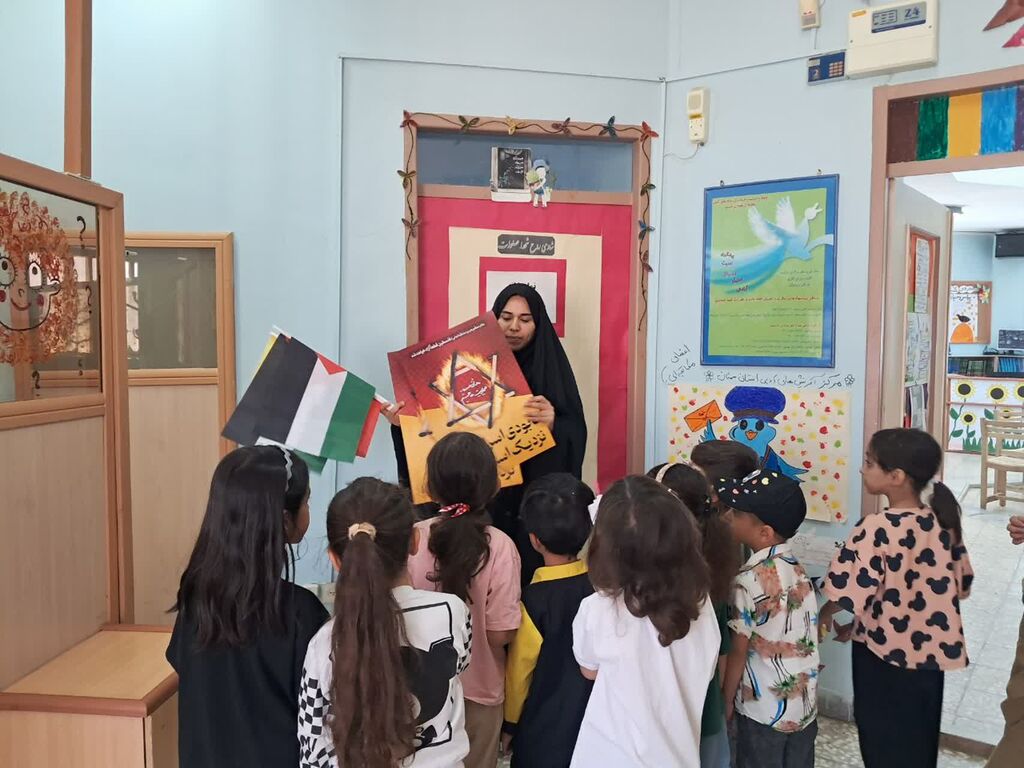 1309797-1 «ما همیشه در صحنهایم»؛ کودکان بیارجمندی با هنر و دعا، عشق به میهن را فریاد زدند