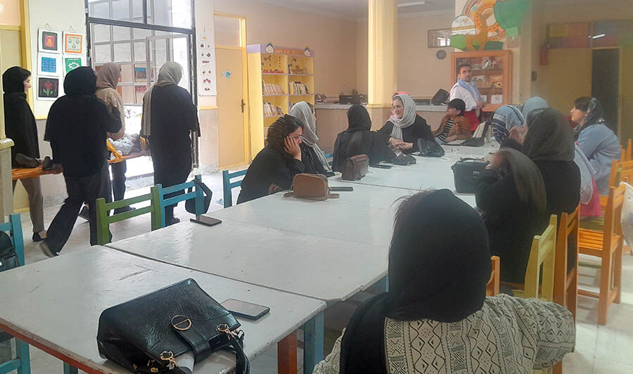 1309856-1 کارگاه آموزشی کمکهای اولیه ویژه مادران و اعضای نوجوانان در مرکز فرهنگی هنری کانون نیر برگزار شد