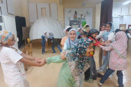 کودکان کازرون با بازی «دوست و دشمن» مفهوم دوستی و مقاومت را آموختند