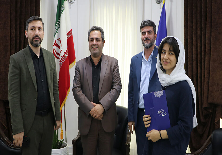 1310023-1 تجلیل فرماندار انزلی از عضو برگزیده کانون گیلان در مسابقه بینالمللی نقاشی «لوئی فرانسوا»