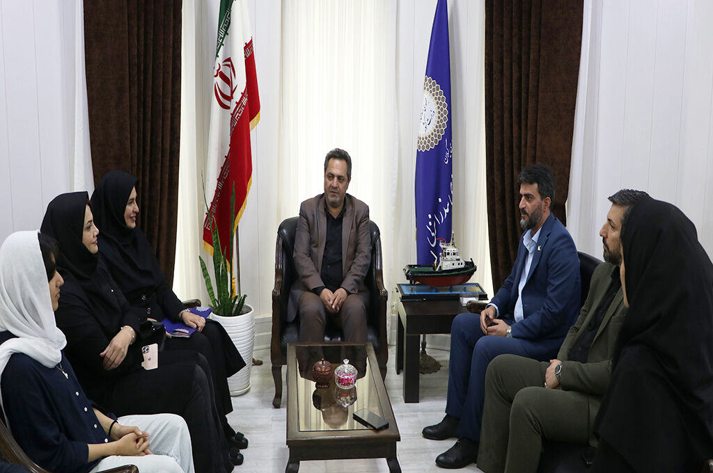 1310024-1 تجلیل فرماندار انزلی از عضو برگزیده کانون گیلان در مسابقه بینالمللی نقاشی «لوئی فرانسوا»