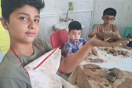 حمایت اعضای مرکز فرهنگی هنری بیارجمند از نیروی هوایی وطن در کارگاه سفالگری ساخت موشک