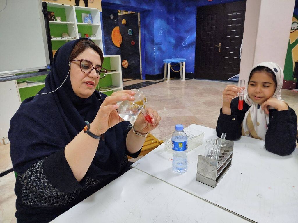 1310509-1 کارگاه آموزشی «استخراج DNA از توتفرنگی» در کانون پرورش فکری ساری برگزار شد