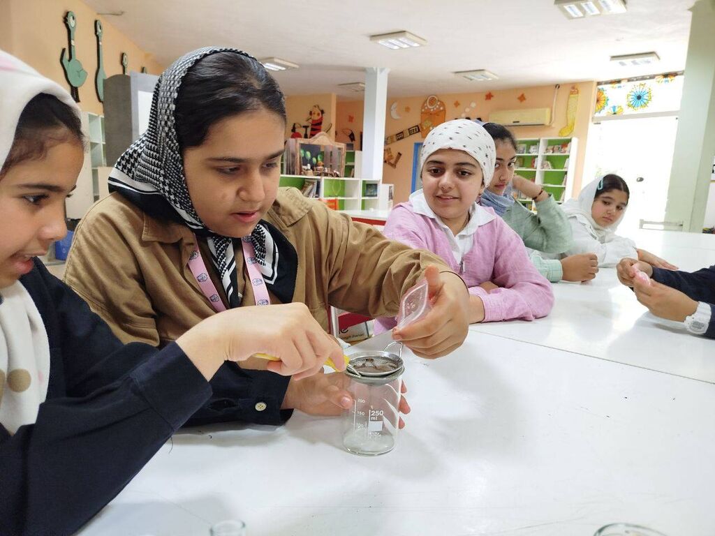 1310510-1 کارگاه آموزشی «استخراج DNA از توتفرنگی» در کانون پرورش فکری ساری برگزار شد