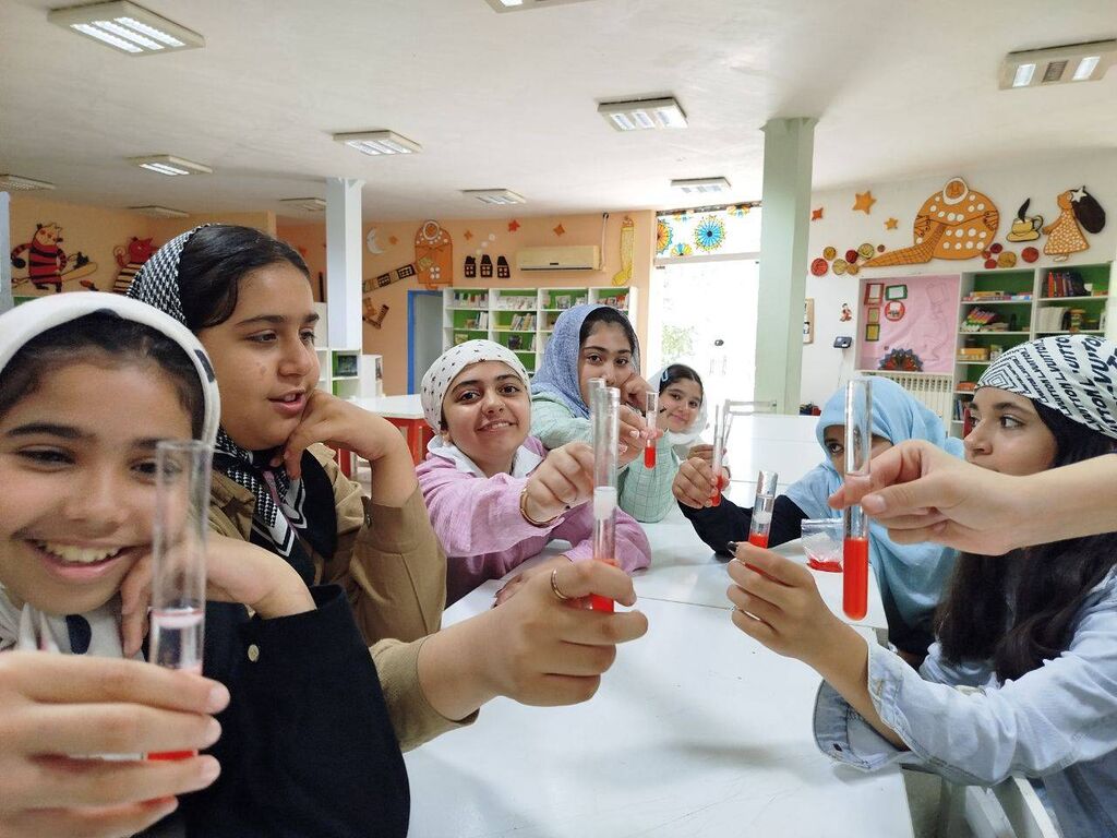 1310511-1 کارگاه آموزشی «استخراج DNA از توتفرنگی» در کانون پرورش فکری ساری برگزار شد