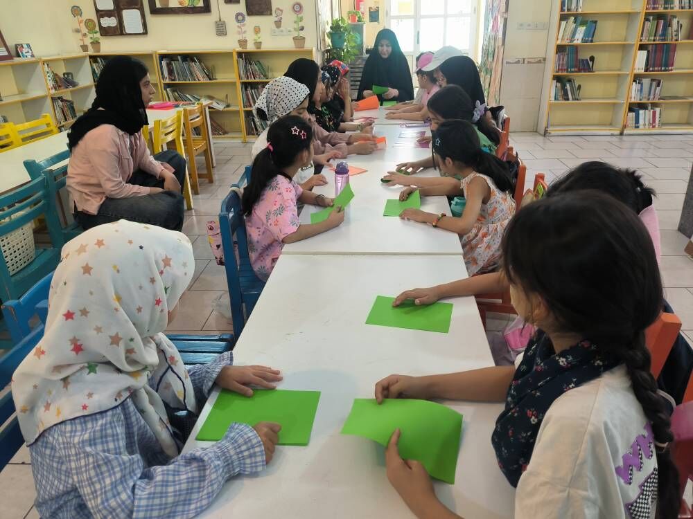 پرتاب موشک‌های کاغذی در کارگاه‌های فرهنگی فارس