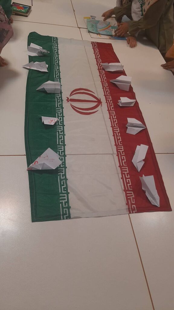 پرتاب موشک‌های کاغذی در کارگاه‌های فرهنگی فارس