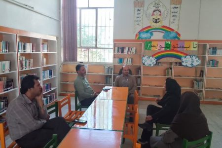 مدیرکل کانون استان مرکزی در کنار مربیان مراکز فرهنگی هنری