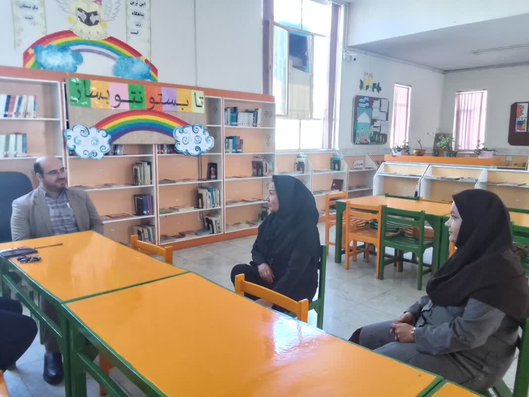 مدیرکل کانون استان مرکزی در کنار مربیان مراکز فرهنگی هنری