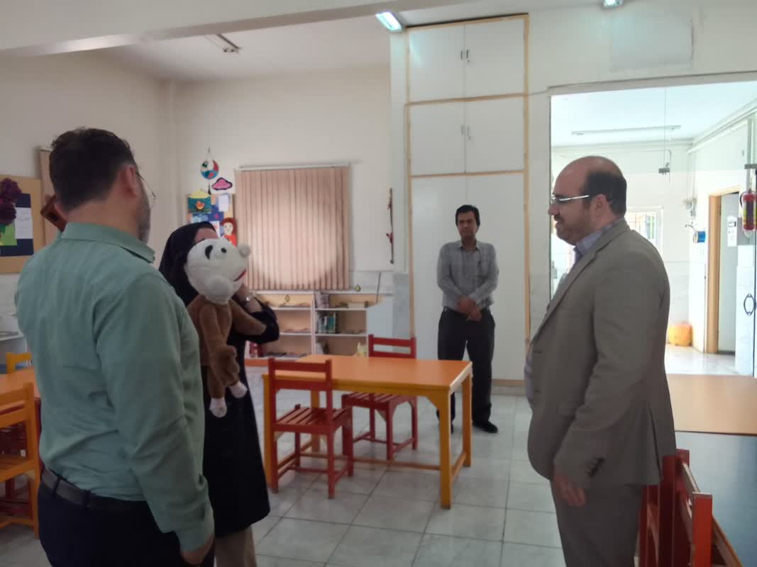 مدیرکل کانون استان مرکزی در کنار مربیان مراکز فرهنگی هنری