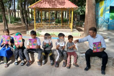 همدلی کتابخانه سیار سرخه با کودکان یزدی