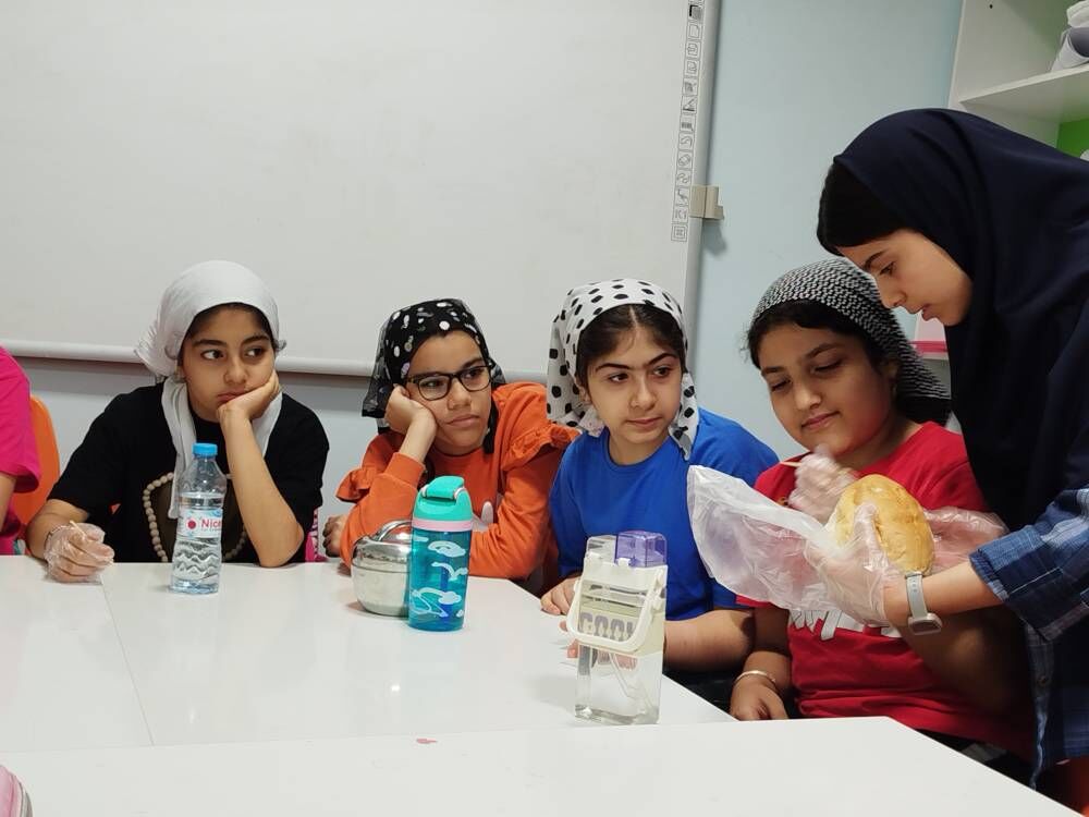 1311303-1 کودکان و نوجوانان ساری با دنیای میکروارگانیسمها آشنا شدند