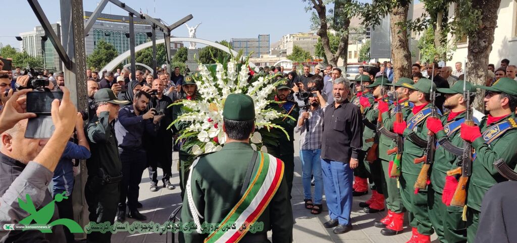 1311987-1 حضور پرصلابت کارکنان کانون پرورش فکری کودکان و نوجوانان کردستان در مراسم تشییع شهید مدافع وطن رضا بسطامی