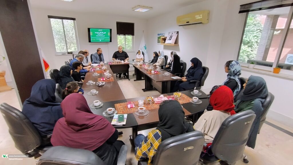 1312021-1 افشین علا مهمان ویژه شاعران نوجوان کانون مازندران شد
