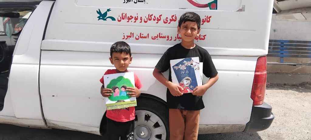 1313580-1 دیدار مربی کتابخانه سیار کانون البرز با فرزندان شهید پاسدار «رمضانعلی چوبداری»