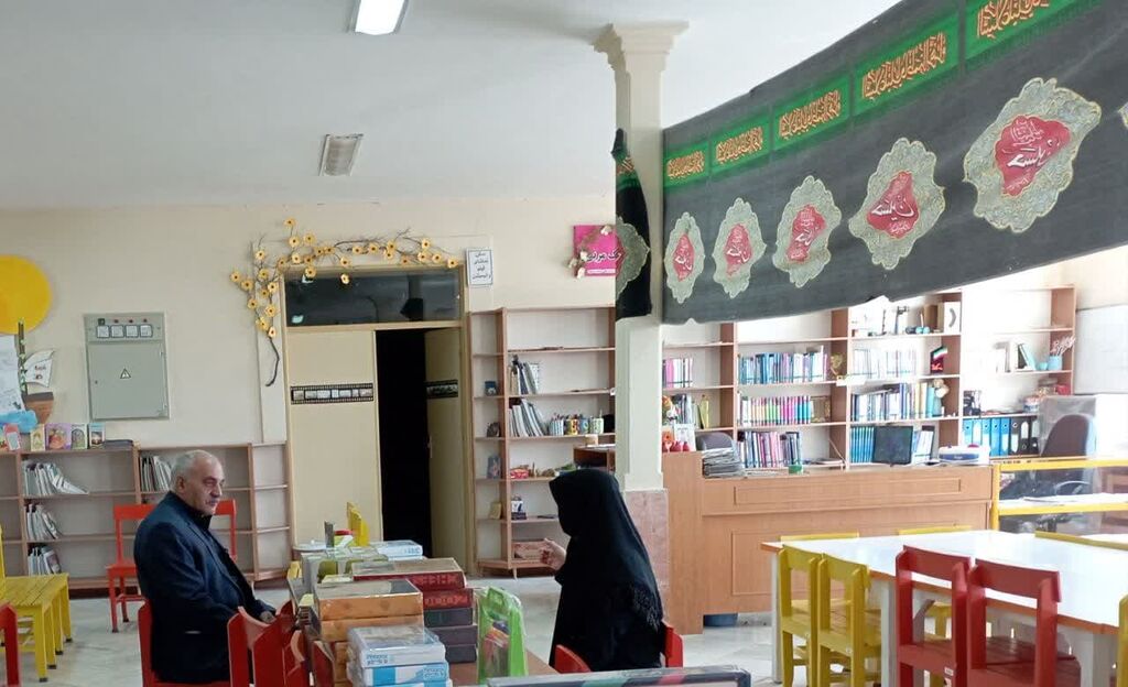 1314112-1 نماینده شهرستان رزن به مرکز فرهنگی- هنری دمق وسایل بازی اهدا کرد