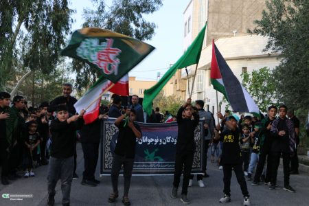 دسته‌روی و سینه‌زنی هیأت کودکان و نوجوانان عاشورایی در سمنان