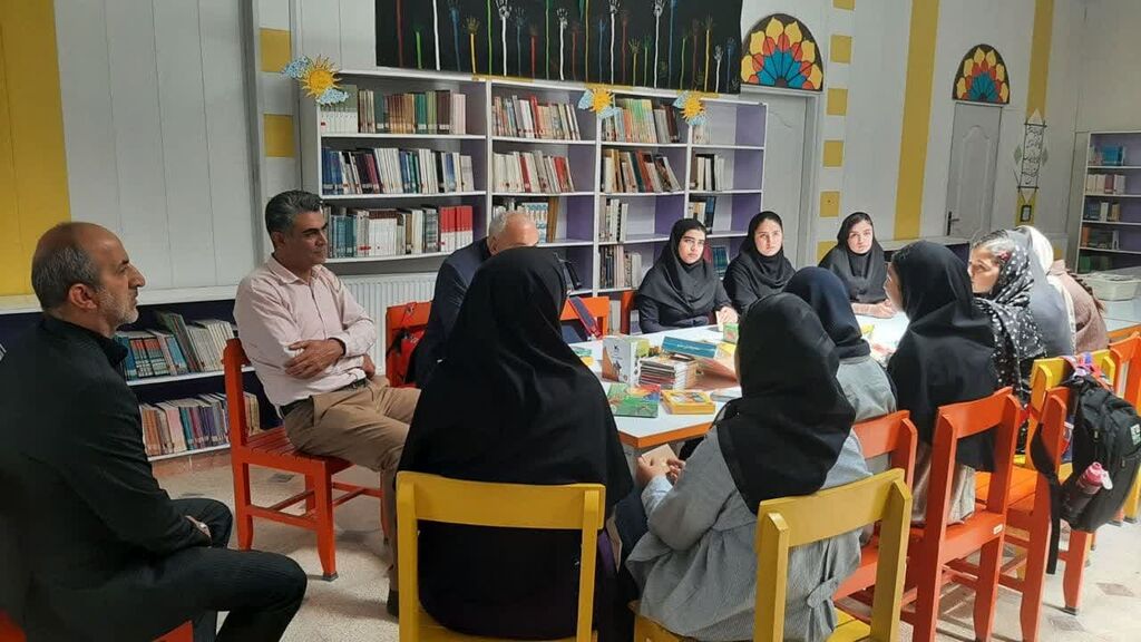 1314561 نماینده شهرستان رزن-درگزین به کانون دمق، رزن و درگزین وسایل بازی اهدا کرد