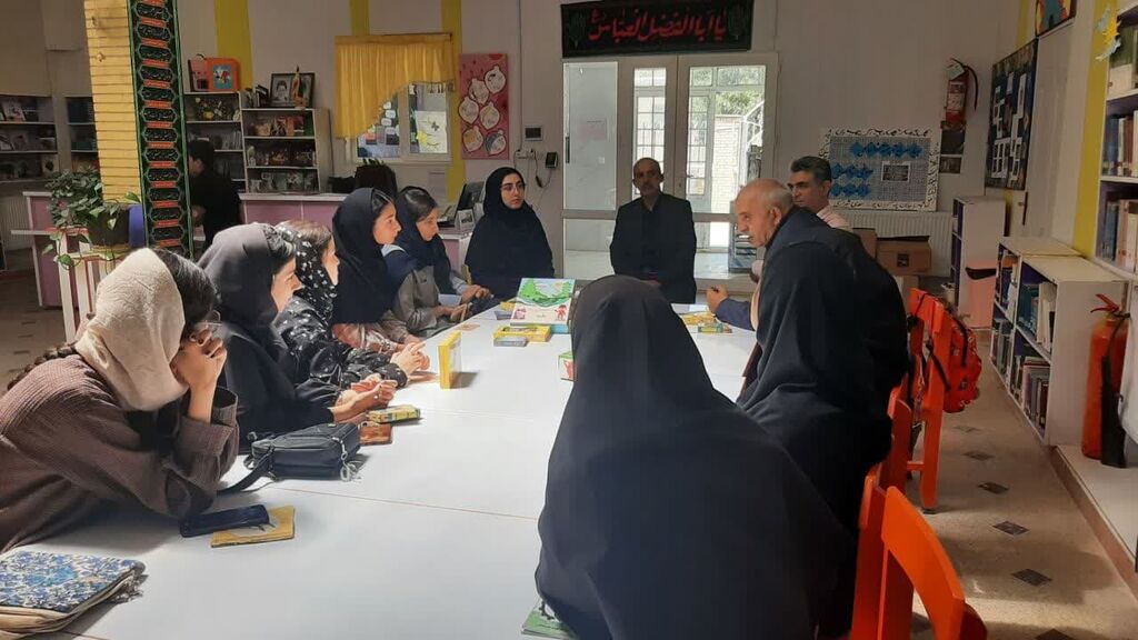 1314562 نماینده شهرستان رزن-درگزین به کانون دمق، رزن و درگزین وسایل بازی اهدا کرد