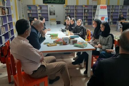 نماینده شهرستان رزن-درگزین به کانون دمق، رزن و درگزین وسایل بازی اهدا کرد