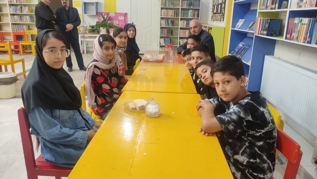 1314578 نماینده شهرستان رزن-درگزین به کانون دمق، رزن و درگزین وسایل بازی اهدا کرد