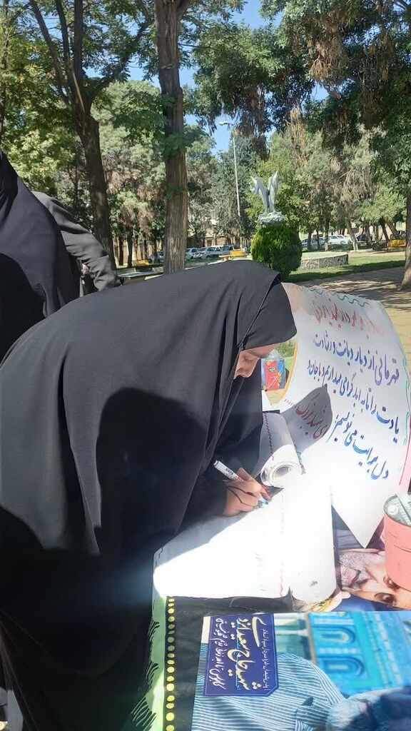 1315017 برپایی ایستگاه فرهنگی مرکز سنقر در مراسم تشییع با شکوه شهید ایزدی