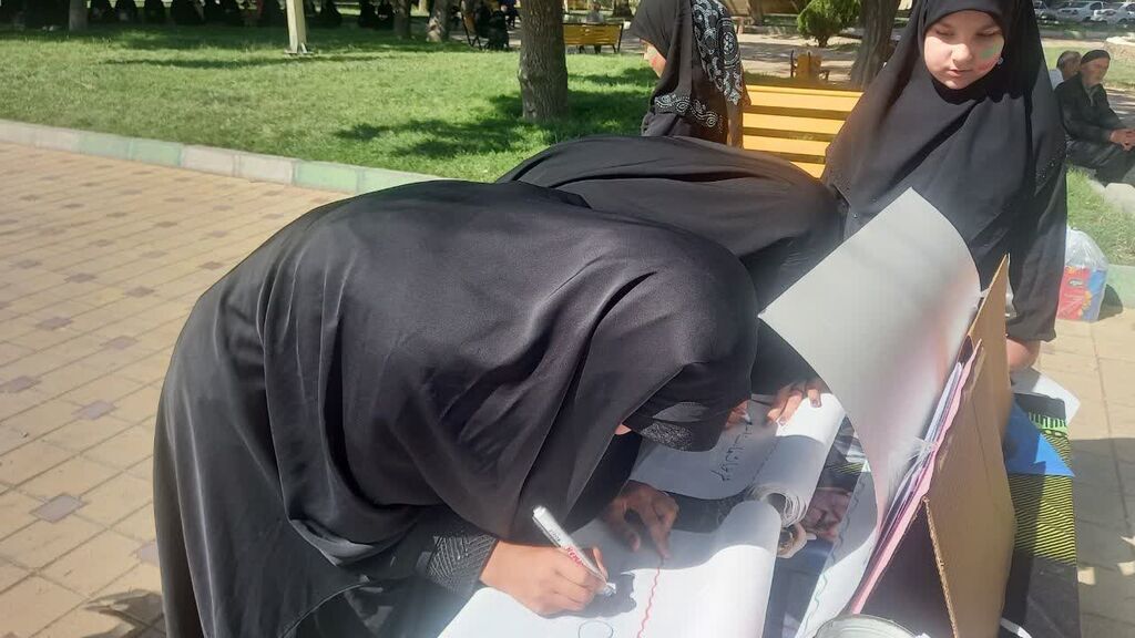 1315019 برپایی ایستگاه فرهنگی مرکز سنقر در مراسم تشییع با شکوه شهید ایزدی