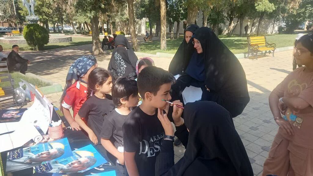 1315021 برپایی ایستگاه فرهنگی مرکز سنقر در مراسم تشییع با شکوه شهید ایزدی