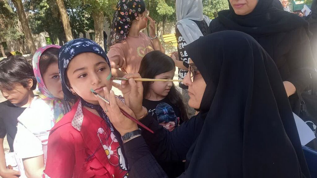 1315022 برپایی ایستگاه فرهنگی مرکز سنقر در مراسم تشییع با شکوه شهید ایزدی