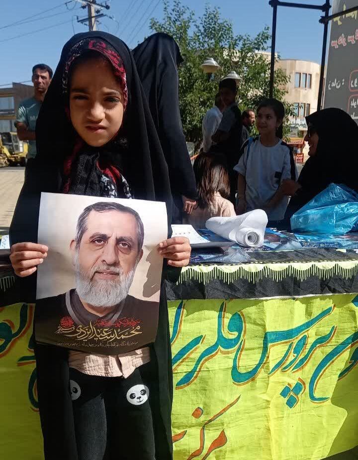 1315023 برپایی ایستگاه فرهنگی مرکز سنقر در مراسم تشییع با شکوه شهید ایزدی