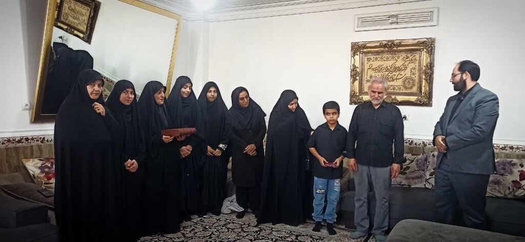 دیدار سرپرست کانون همدان با خانواده شهید امین کرمی