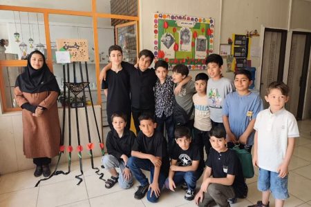 خدمت حسینی در چایخانه‌ای کودکانه