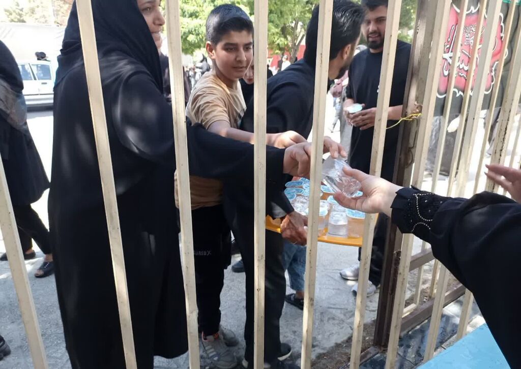 1315771 «نذر آب» در مرکز شماره ۱ اسلامآباد غرب بهمناسبت عاشورای حسینی