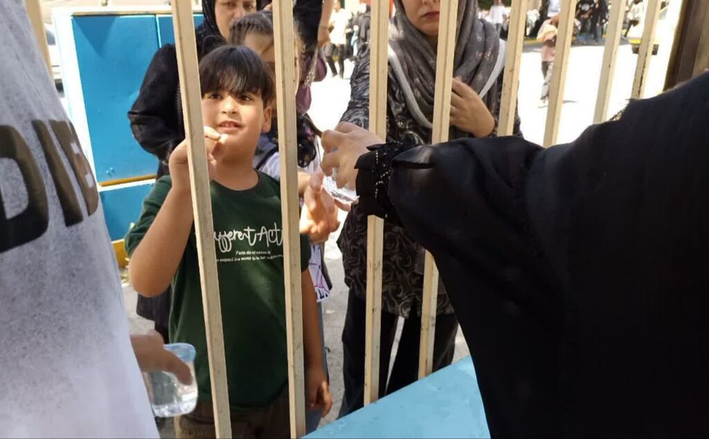 1315772 «نذر آب» در مرکز شماره ۱ اسلامآباد غرب بهمناسبت عاشورای حسینی