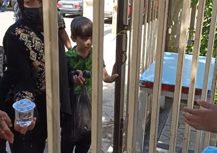 1315773 «نذر آب» در مرکز شماره ۱ اسلامآباد غرب بهمناسبت عاشورای حسینی