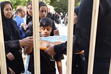 «نذر آب» در مرکز شماره ۱ اسلام‌آباد غرب به‌مناسبت عاشورای حسینی