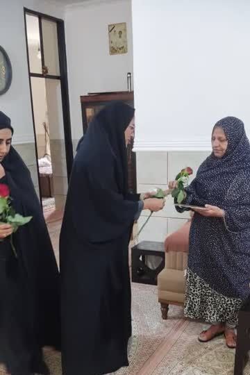 1316139 دیدار مسئول مرکز حاجی آباد با خانواده شهید والا مقام "منصور عامری"