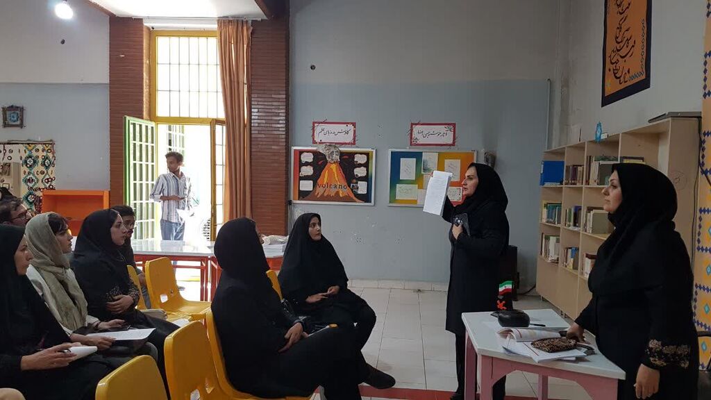 1316582 نشست با مربیان کارگاهی مراکز کانون استان کرمانشاه برگزار شد