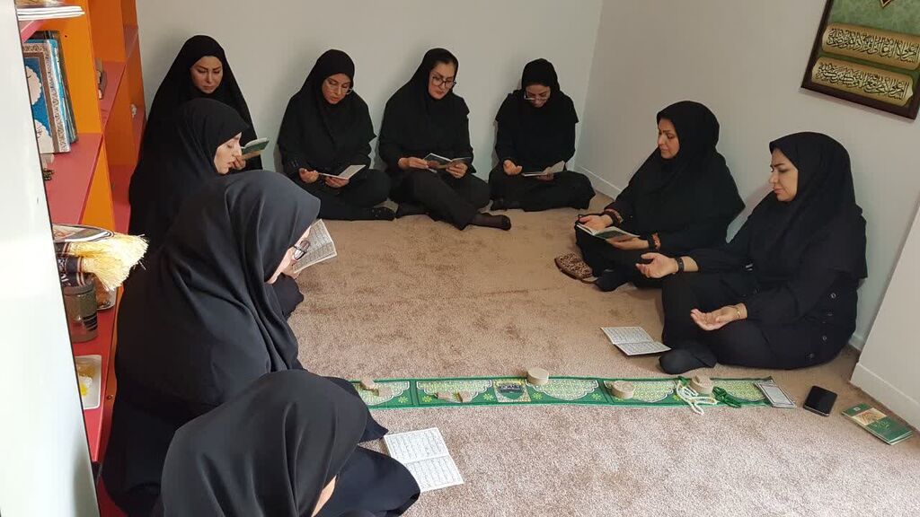 1317006 مراسم پرفیض زیارت عاشورا در نمازخانه ادارهکل کانون کرمانشاه