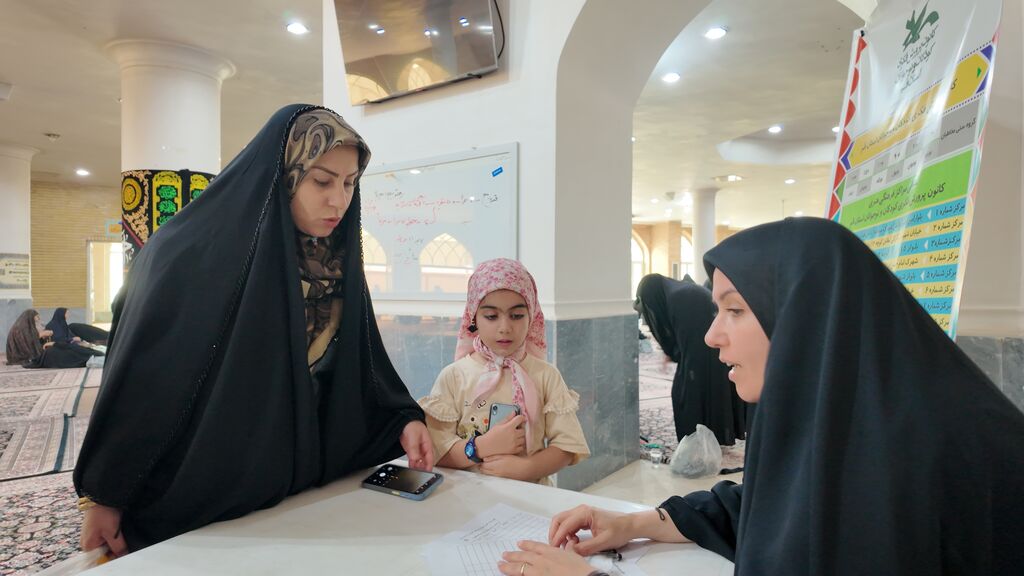 1317683 حضور کانون پرورش فکری در محل میز خدمت، میعادگاه نماز جمعه استان قم