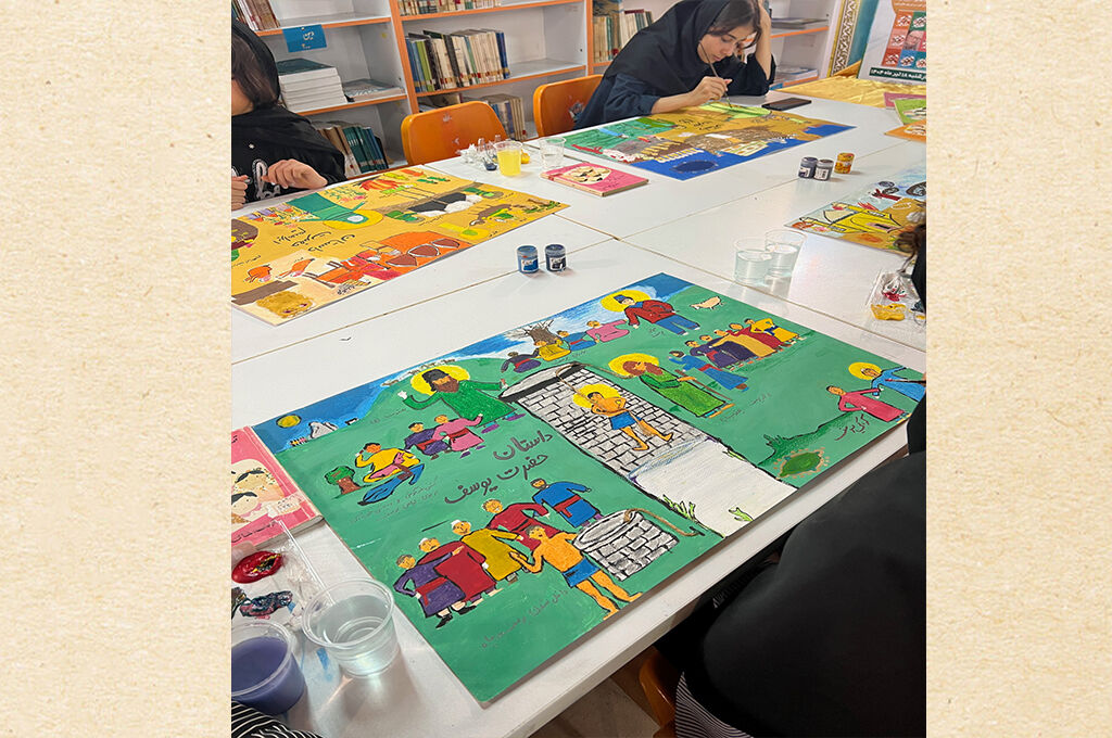 1317829 اعضای کانون انزلی با «رنگ و قلم» به استقبال آثار مهدی آذریزدی رفتند