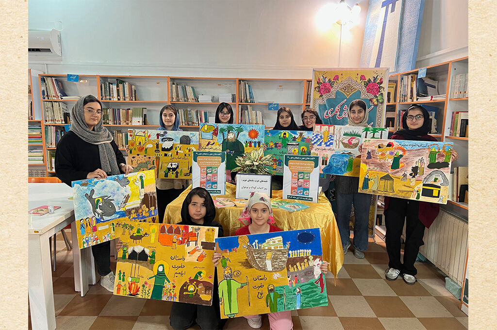 1317832 اعضای کانون انزلی با «رنگ و قلم» به استقبال آثار مهدی آذریزدی رفتند