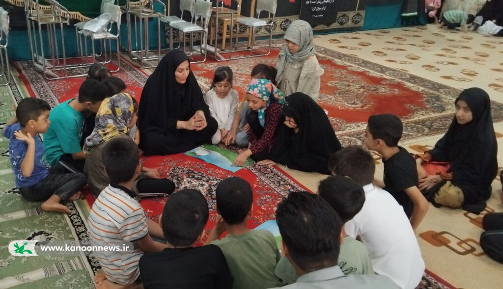 1317852 بازدید مدیرکل کانون استان بوشهر از کتابخانه سیار روستایی دشتستان