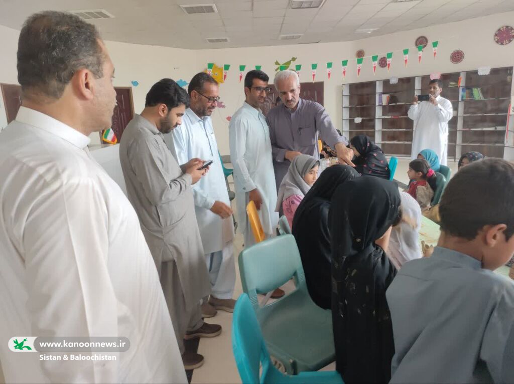 1317871 بازدید مسئولان محلی از مرکز فرهنگی هنری سیب و سوران(سیستان و بلوچستان) و تاکید بر نقش اثرگذار کانون در رشد نسل آینده