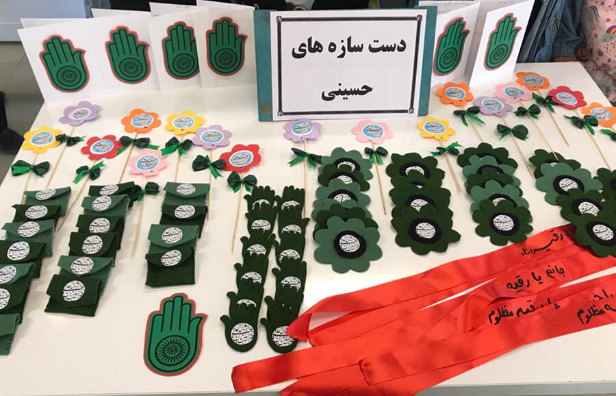 1317896 اعضای مرکز ۴ کانون اردبیل دستسازههای حسینی را برای اهدای به زائران اربعین آماده کردند