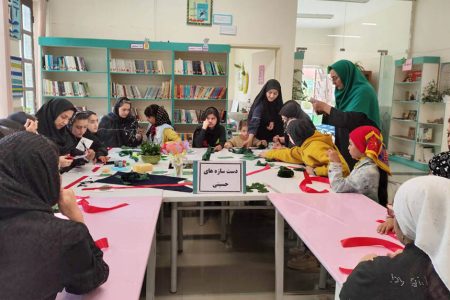 اعضای مرکز ۴ کانون اردبیل دست‌سازه‌های حسینی را برای اهدا به زائران اربعین آماده کردند