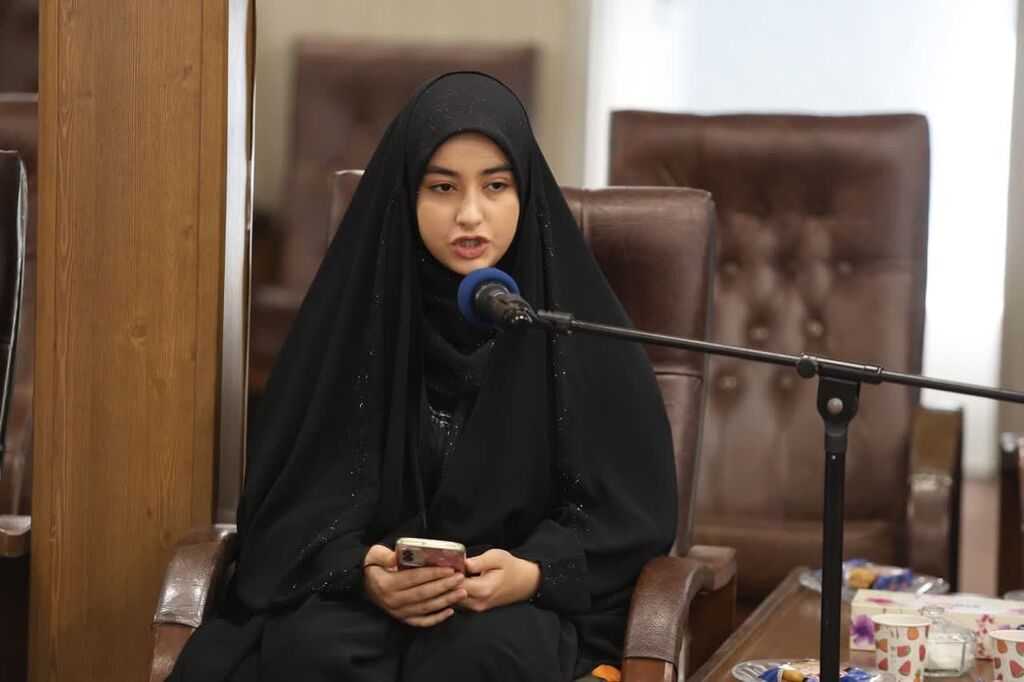 1318158 شعرخوانی شاعران نوجوان کانون در حضور نماینده ولی فقیه در استان همدان