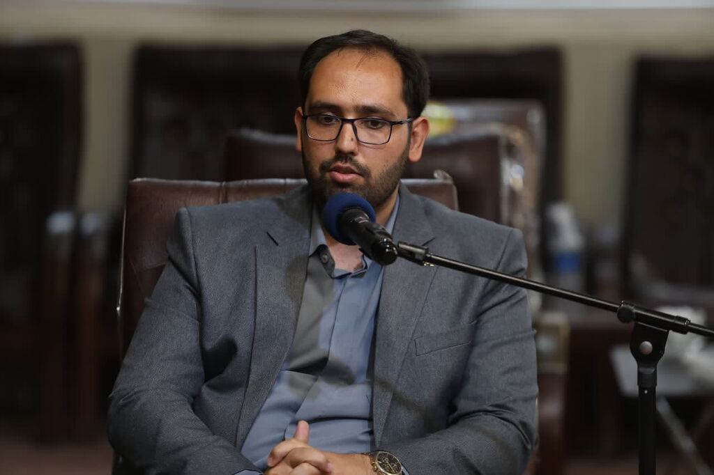 1318159 شعرخوانی شاعران نوجوان کانون در حضور نماینده ولی فقیه در استان همدان