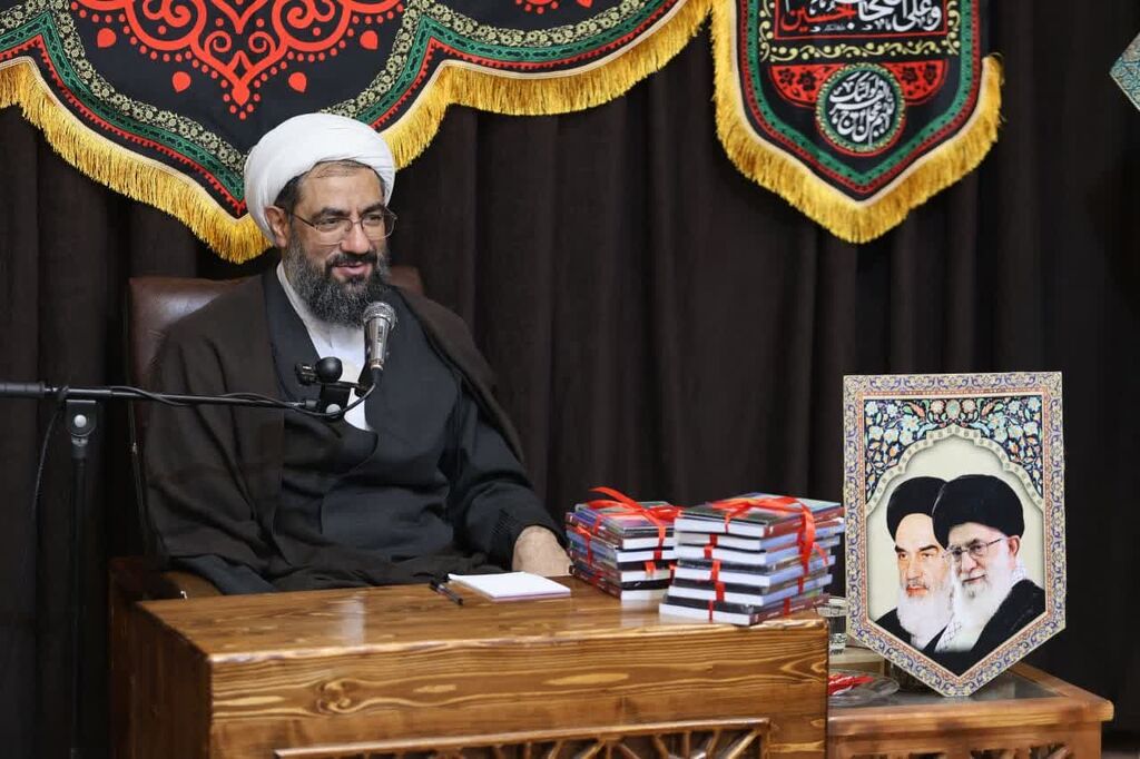 1318161 شعرخوانی شاعران نوجوان کانون در حضور نماینده ولی فقیه در استان همدان